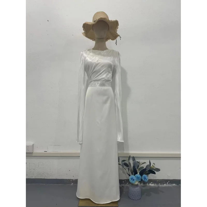 Sommerliches, durchsichtiges, langärmliges, schmales Satinkleid aus gespleißtem Glas