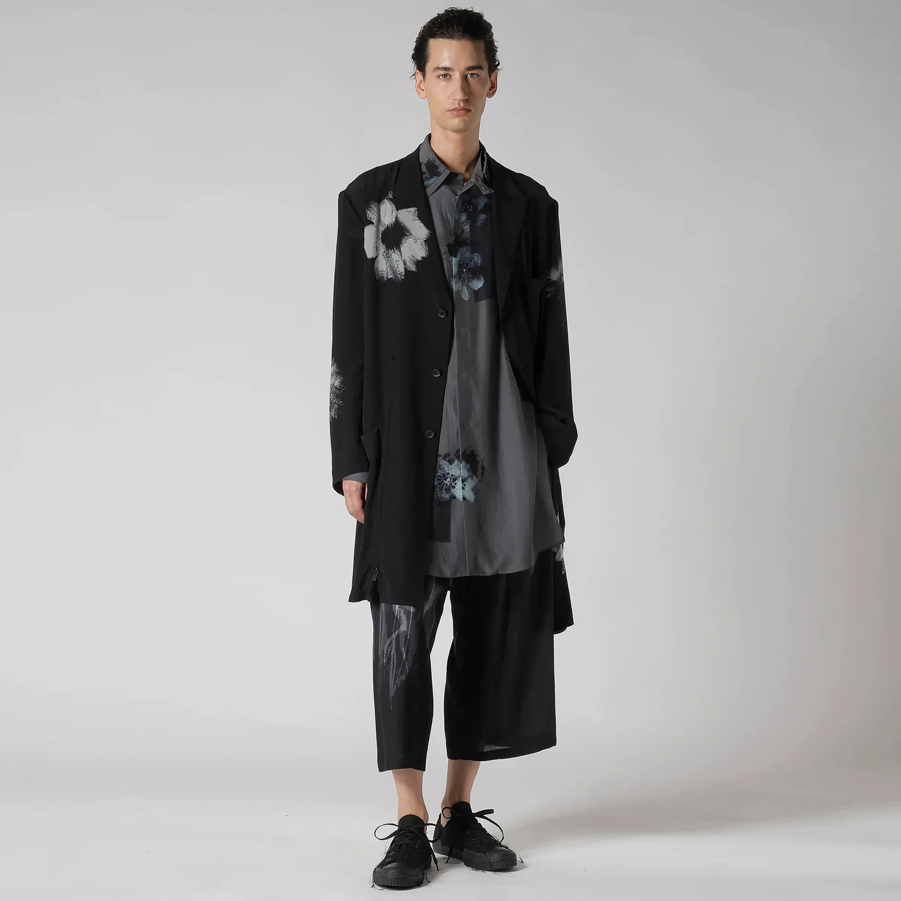 

YOJI OOAK design sense white floral print with irregular bottom slit premium silk mid-length jacket