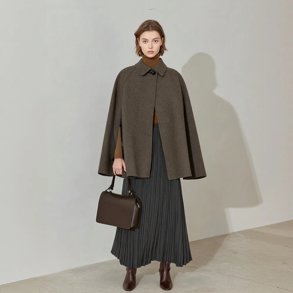 

Повседневное шерстяное пальто на осенне-зимний сезон. Модная женская верхняя одежда. Удобный стиль. Без дополнительного украшения.