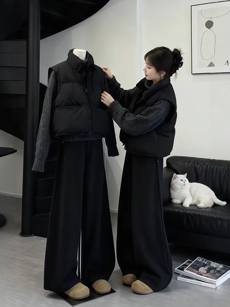 

Зимний модный комплект из трех предметов больших размеров: свитер с высоким воротником, хлопковый жилет с запахом, широкие брюки — теплый и стильный ансамбль