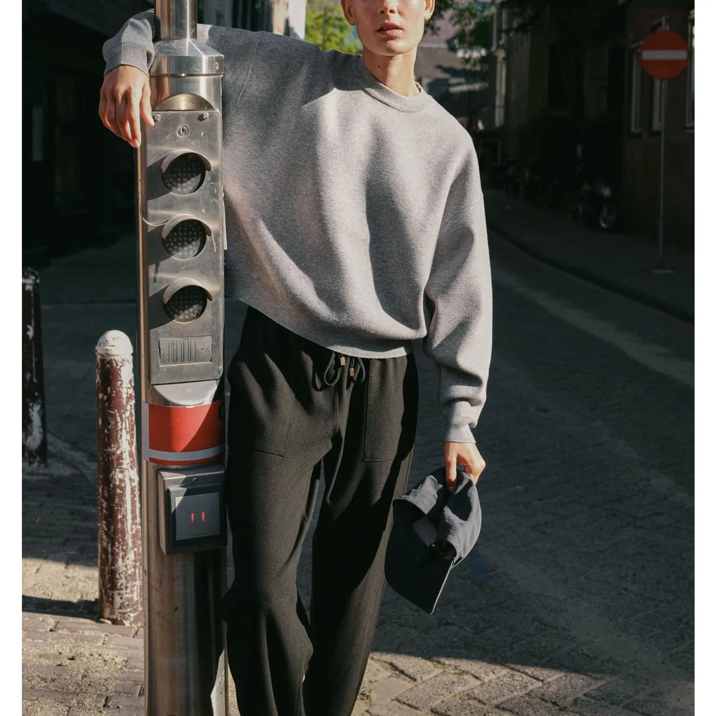 Luźny, długi sweter damski z dzianiny, prosty, elegancki, jesienny, modny, z włókna poliestrowego, pojedynczy element, do pracy.