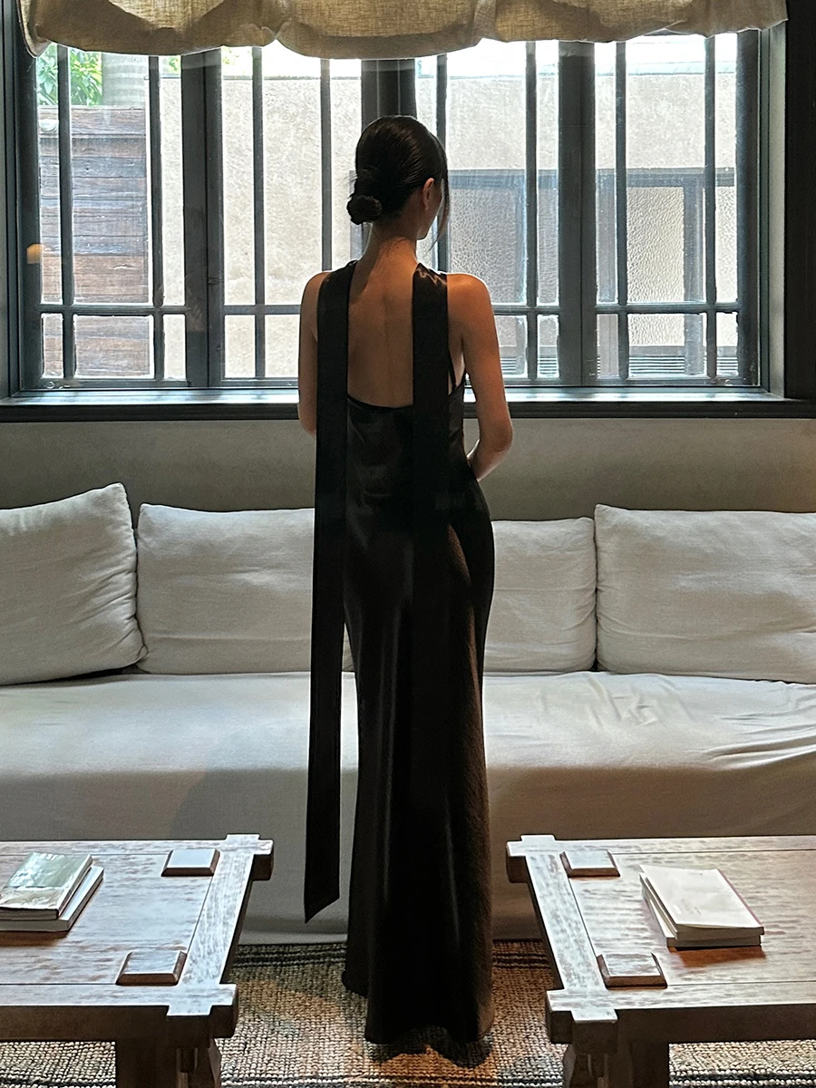 REDDACHiC 스카프 넥 블랙 파티 드레스 여성 새틴 스티치 할로우 홀터 바디콘 이브닝 드레스 칵테일 파티 럭셔리 섹시 의류