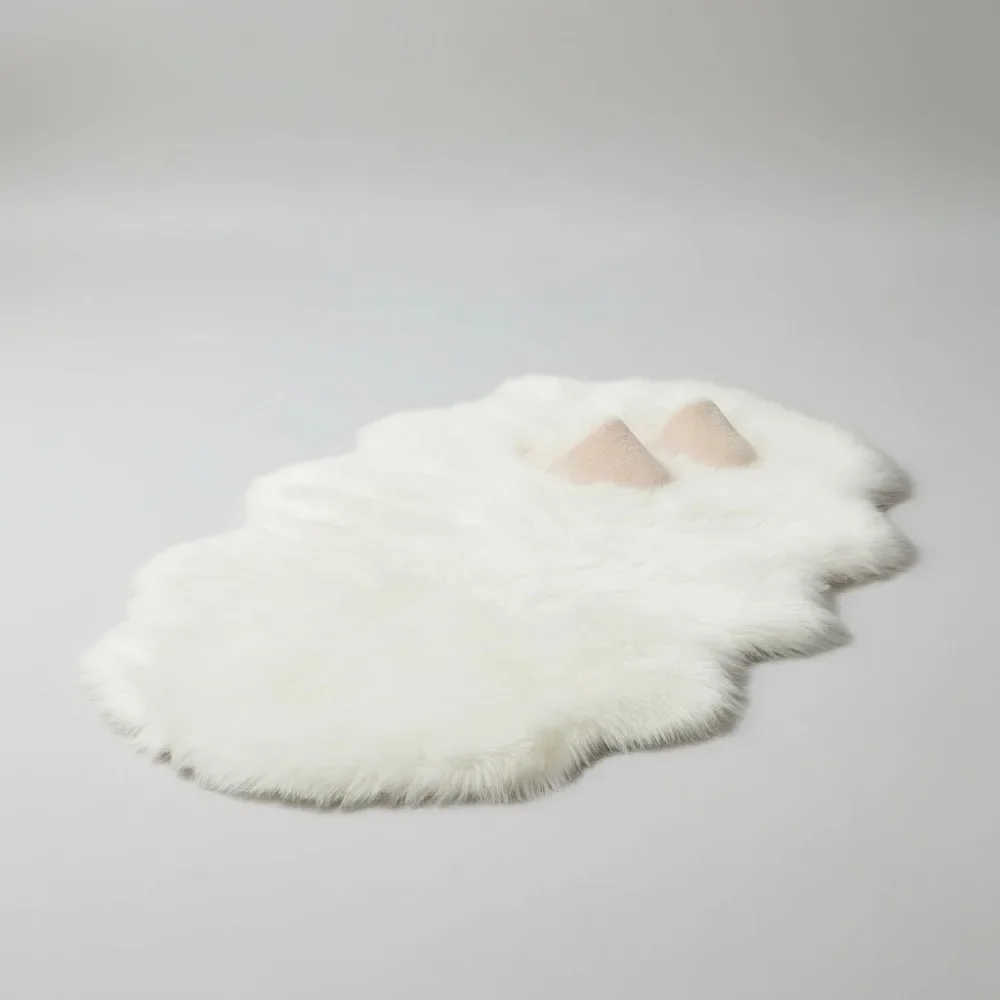 

Luxury Soft Fluffy Faux Fur Area Rug 3x5 Feet, Plush Shaggy Carpet for Christmas Decor Bedroom Living Room Floor