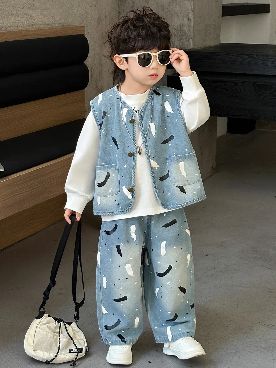 

Комплект: джинсовый жилет с принтом и футболка для мальчиков, весна-осень, повседневный стиль, длинный рукав, трендовый уличный образ