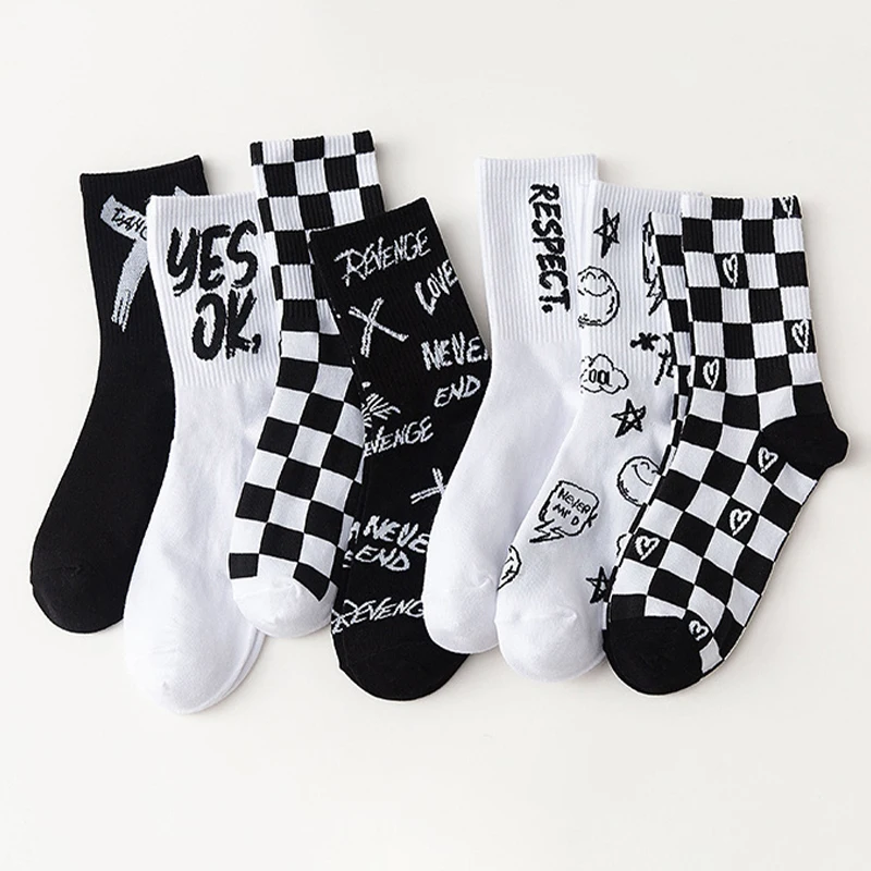 

7 Pairs of Fashionable Black and White Checkerboard Pattern Men's Socks Harajuku Retro Soft and Comfortable Outdoor Couple Socks
