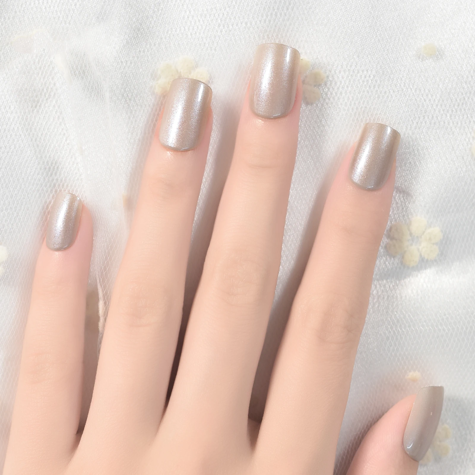 Korte druk op nagels Vierkant glitter Matte zilveren vingernagels Kunst nepnagels Volledige dekking manicuresets met ontwerpen Charms