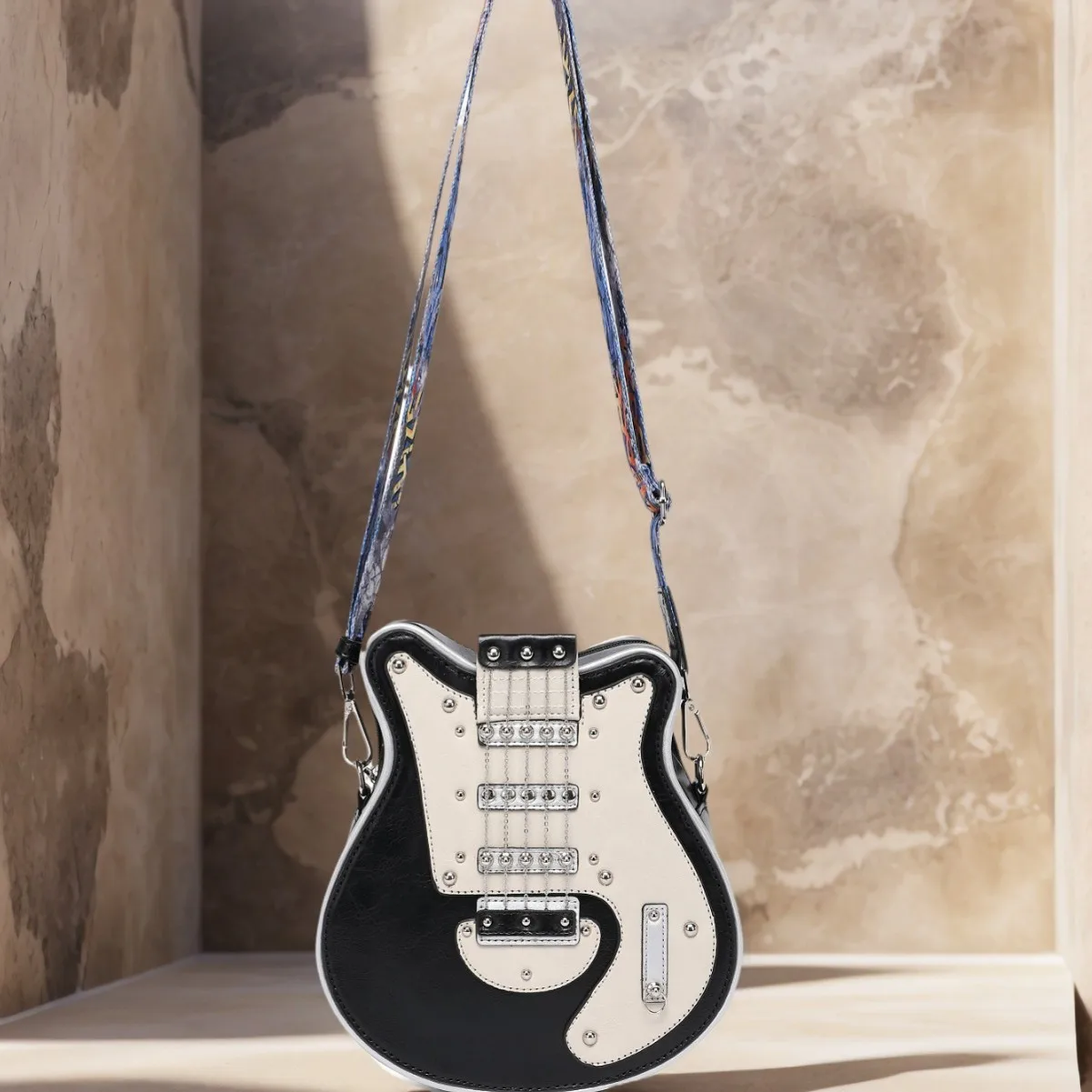 

Маленькая женская сумка в виде гитары, креативная портативная модная сумка на одно плечо, новая модель из Китая, сумка из искусственной кожи