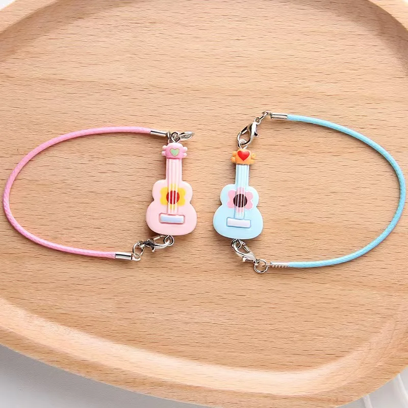 Miniaturowa gitara na pasku do domku dla lalek, symulacja instrumentu, model, akcesoria do dekoracji domku dla lalek, zabawka do zabawy w udawanie.