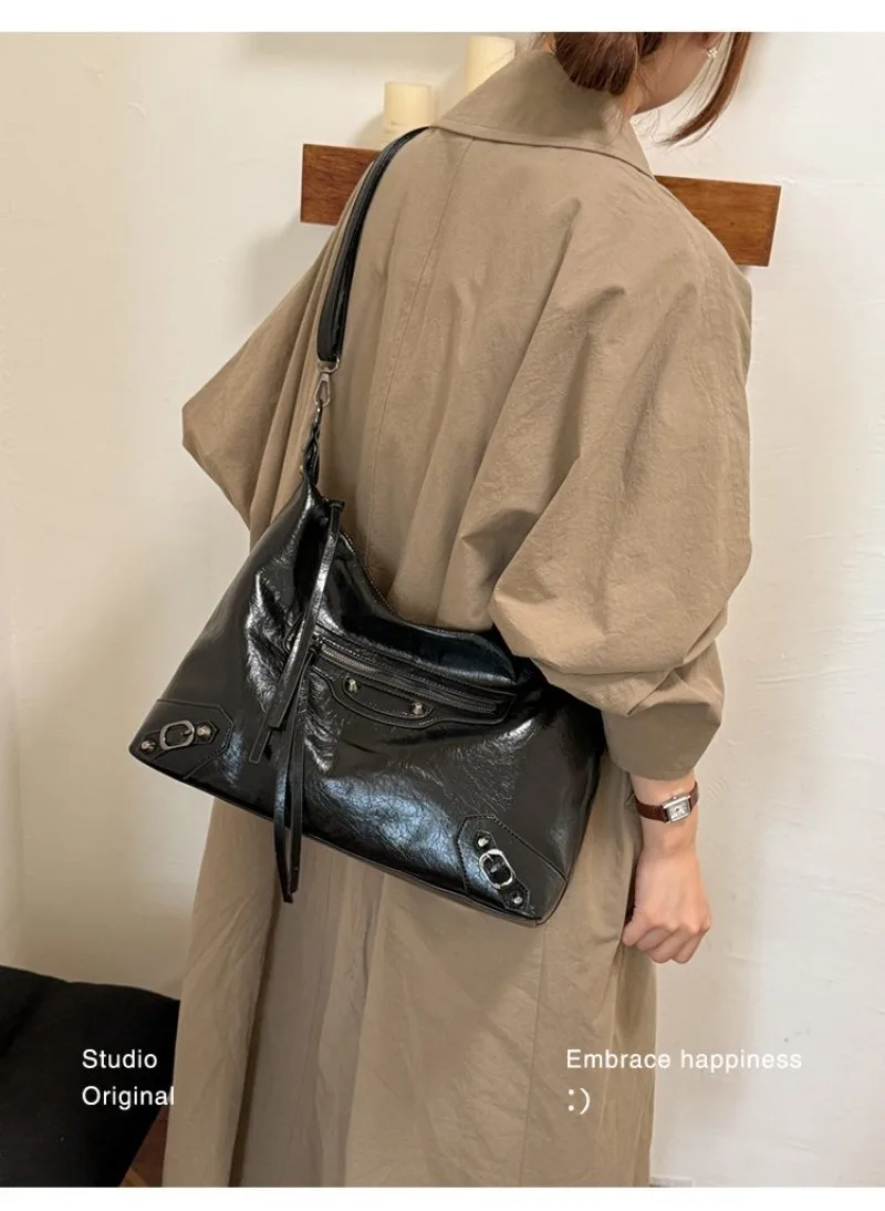 CEEKAY Damen Hobo-Tasche, Schwarz, Glänzendes PU-Leder, Große Schulterhandtasche mit Reißverschluss-Detail, für den täglichen Arbeitsweg, Casual, Minimalistisch – Detail 21