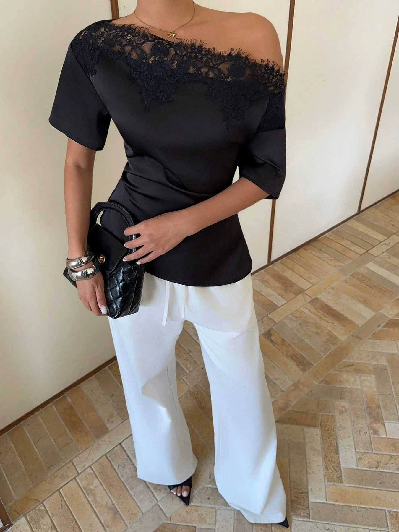 Sexy Lace Patchwork Short Sleeve T-Shirt Women's Fashionable Commute Style Moisture Wicking One-Shoulder Regular Fit Top
