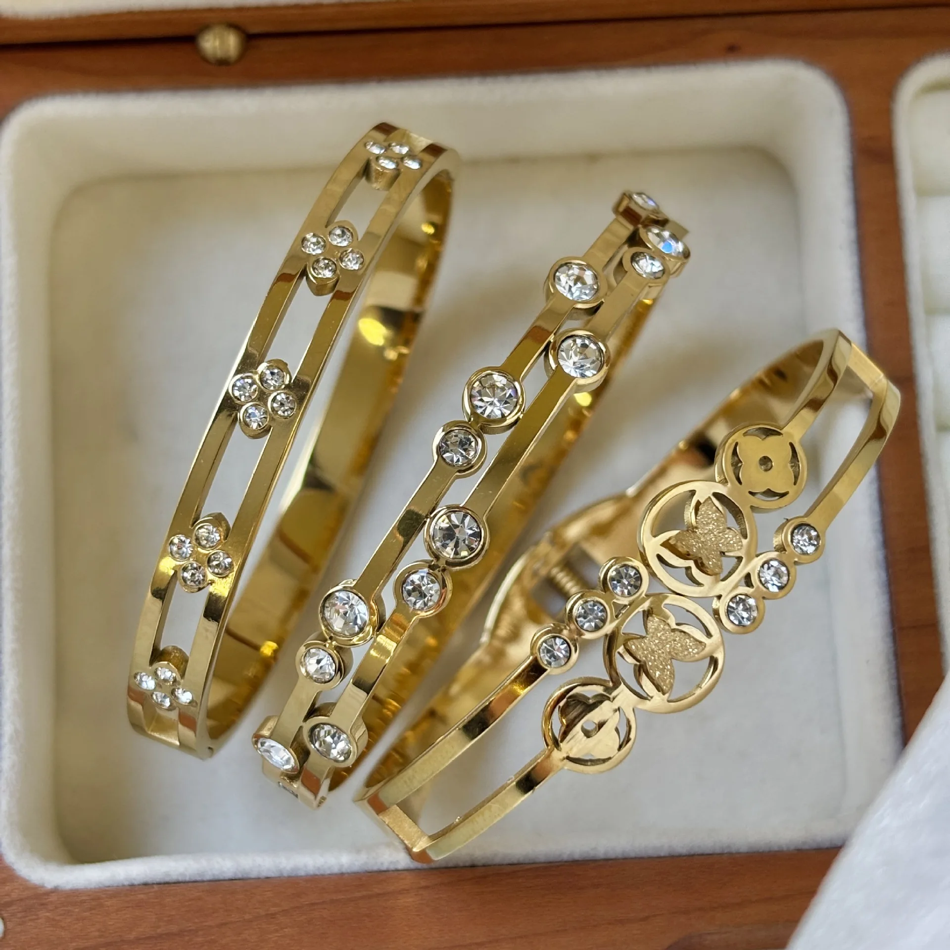 Stainless steel hollow diamond bracelet for women light luxury 18k gold plated bracelet buckle four-leaf clover jewelry