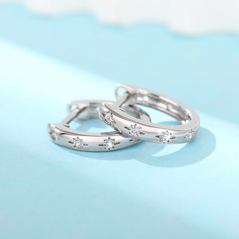 Huitan glänzende Creolen mit Sonnen-Design für Damen, einfache, stilvolle Kreisohrringe, für den täglichen Gebrauch, modischer, vielseitiger Damenschmuck