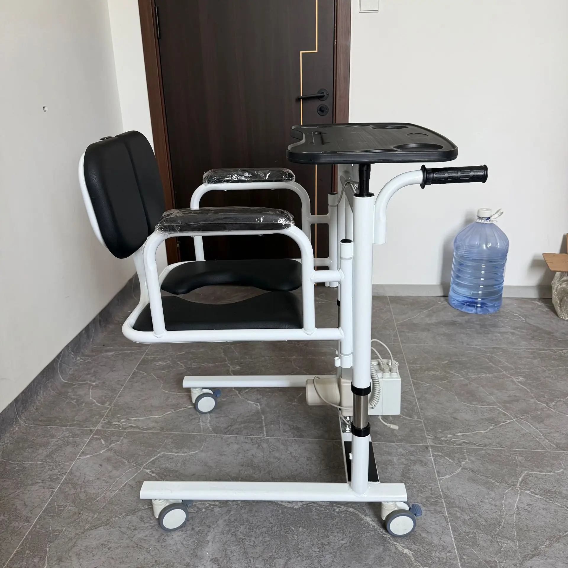 Manufacturers supply electric multi-function lifts, home lifts for the elderly, paralyzed patients can take a bath with a seat