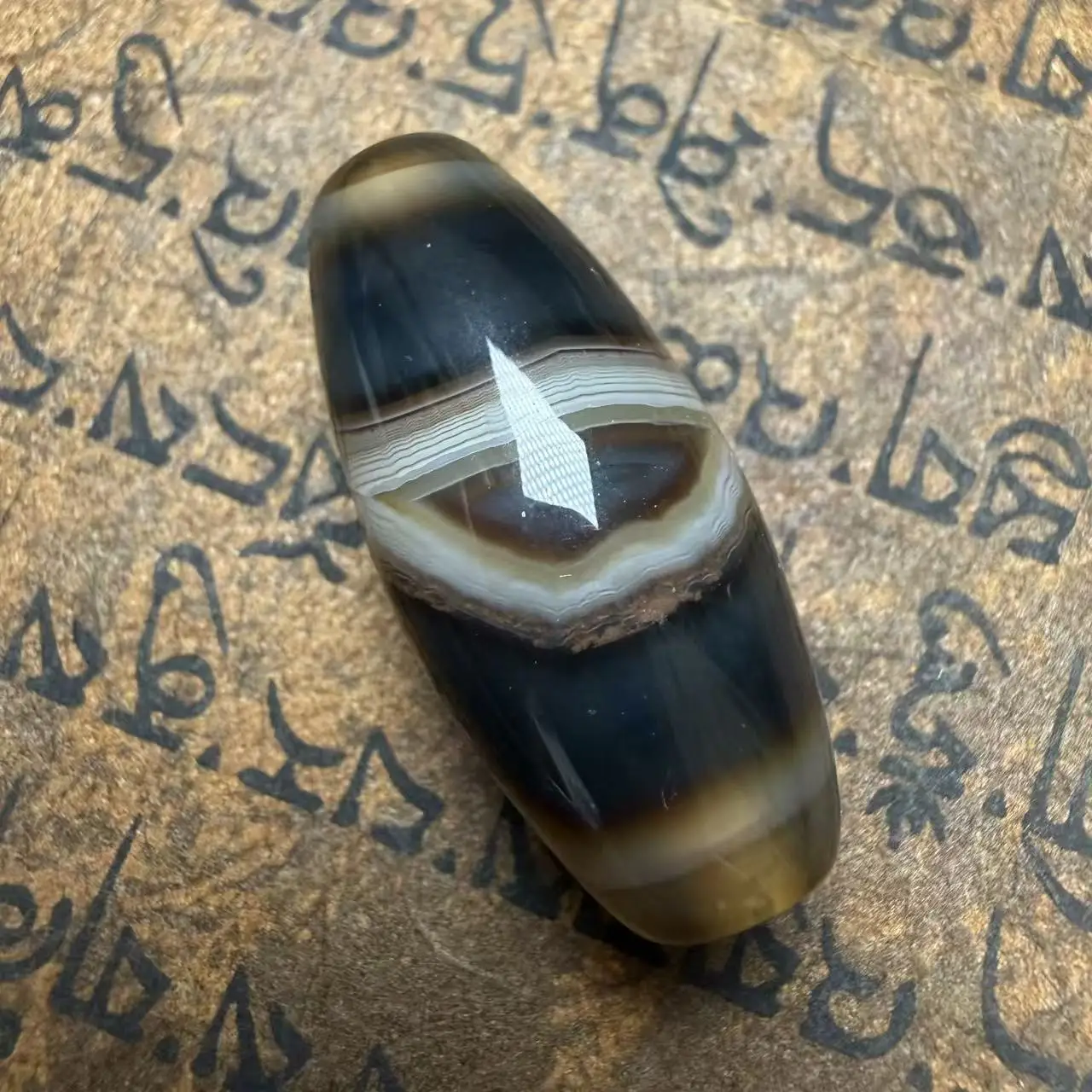 buda-tibetano-agata-incrustada-diseno-retorcido-estrella-de-lanqin-dios-negro-de-la-riqueza-totem-de-un-ojo-colgante-con-cuentas-dzi-34-x-16-mm