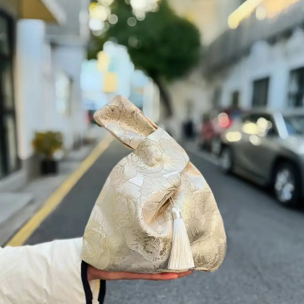 Bolsa con colgante de flor, bolsa de almuerzo con temperamento, bolsa de muñeca con nudo de borla, accesorios Cheongsam, nuevo bolso de estilo chino, bolsa para artículos pequeños