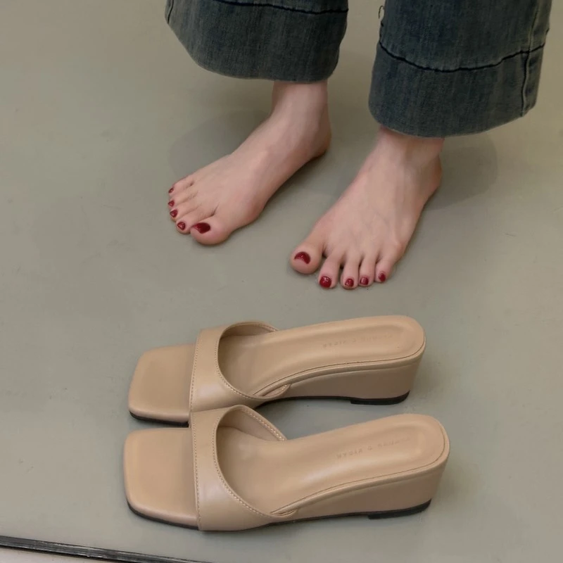 Neue vielseitige Keilabsatz-Sandalen und -Pantoletten für Damen im Sommer 2026 – Elegante Flip-Flops mit eckiger Zehenpartie
