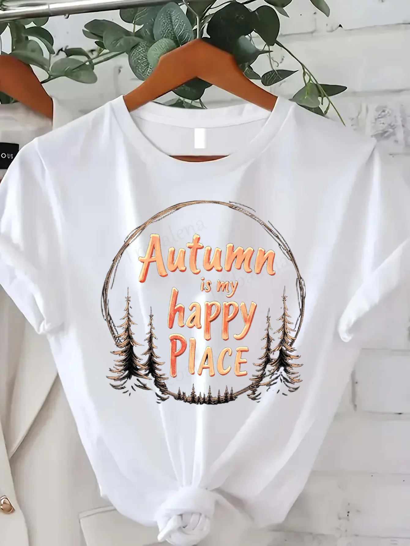 

Удобная женская футболка с принтом «Jesień is My Happy Place» — уютная футболка с рисунком «Осенний лес»