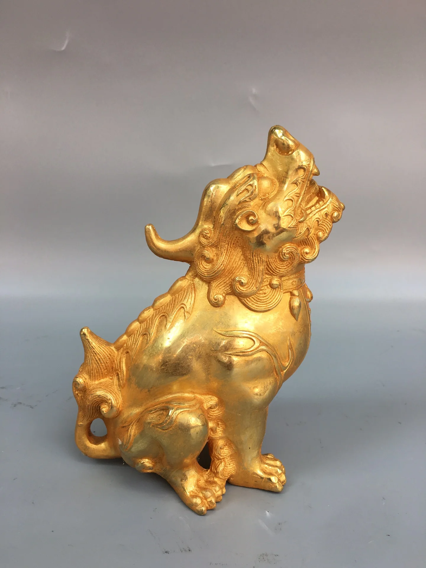 

Made during the Xuande period of the Ming Dynasty, this copper gilt lion-dog (or Chiwen) is exquisitely crafted an,Free shipping