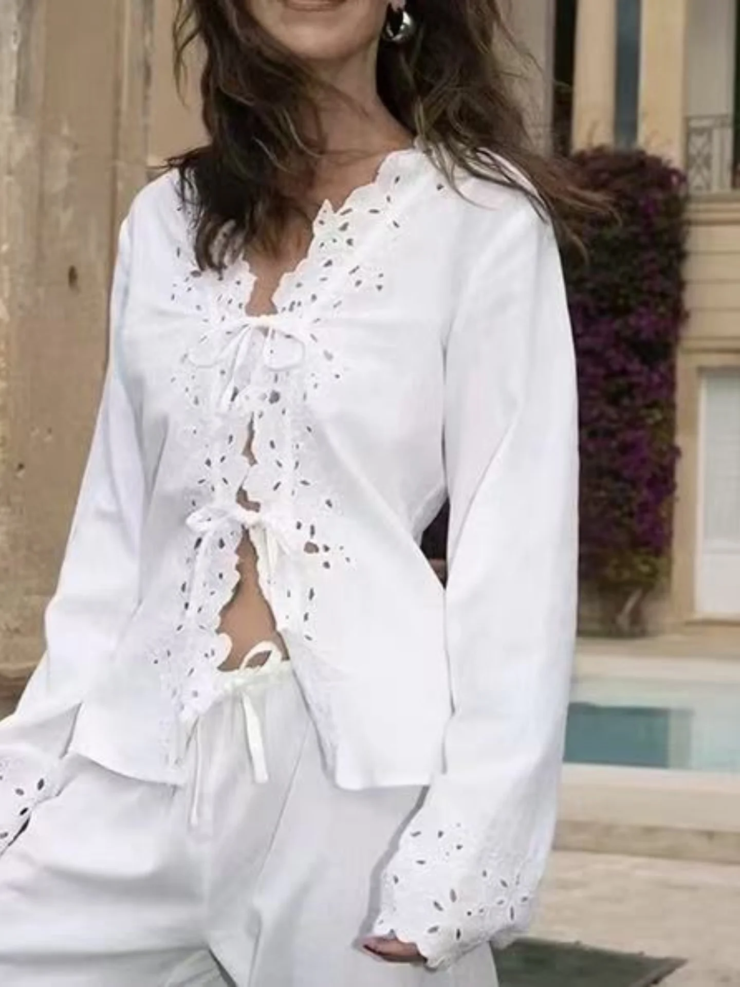 

Вышитая футболка с V-образным вырезом, запонками и шортами для женщин: модный осенний комплект из двух предметов