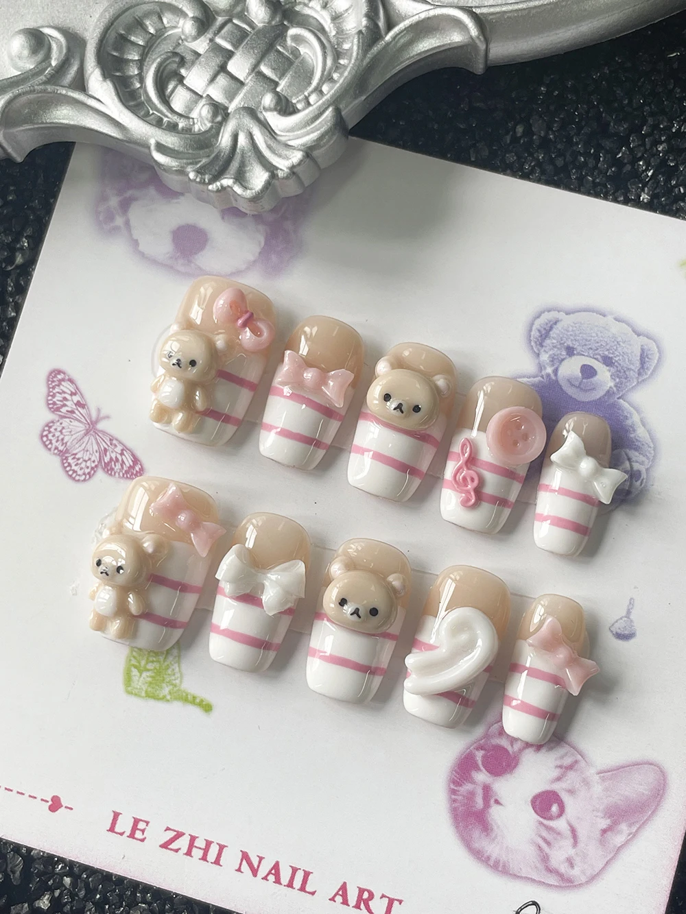 Faux ongles autocollants Kawaii en forme carrée courte, motif ours 3D, rayures blanches et roses, nœud papillon, mignons et doux, cadeau