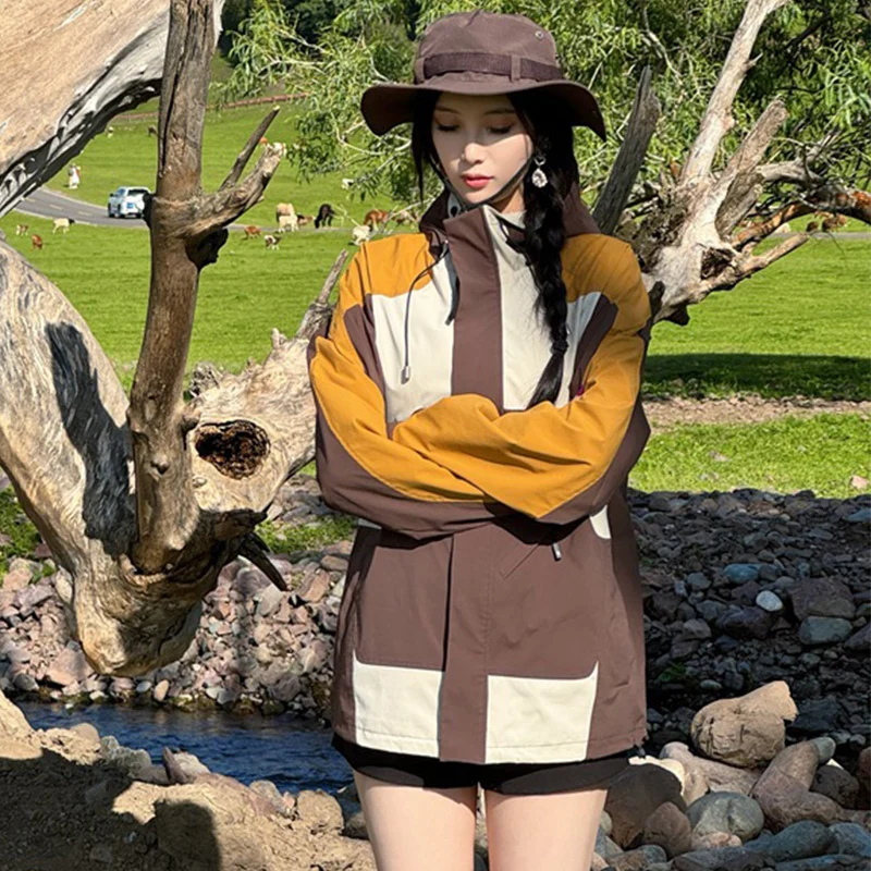 เสื้อแจ็คเก็ตแฟชั่นลายปะติดสำหรับผู้หญิง เสื้อแจ็คเก็ตกันลมมีฮู้ด มีกระเป๋า เหมาะสำหรับกิจกรรมกลางแจ้ง รุ่นใหม่ปี 2025 แบบซิป แจ็คเก็ตสปอร์ตสำหรับผู้หญิง