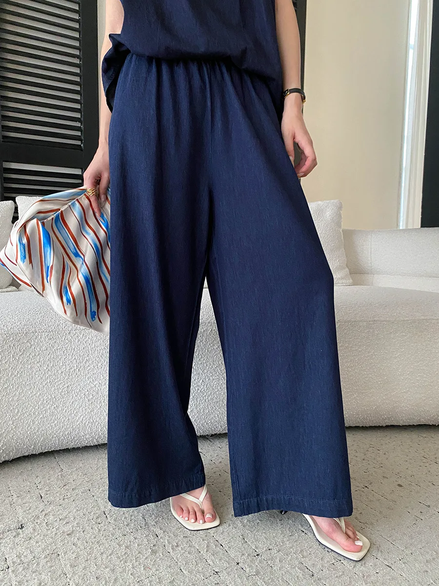 Sommerliches Damen-Set im französischen Retro-Stil: ärmellose Jeansweste mit Rundhalsausschnitt und lässige Hose in unifarbenem Design. – Detail 15