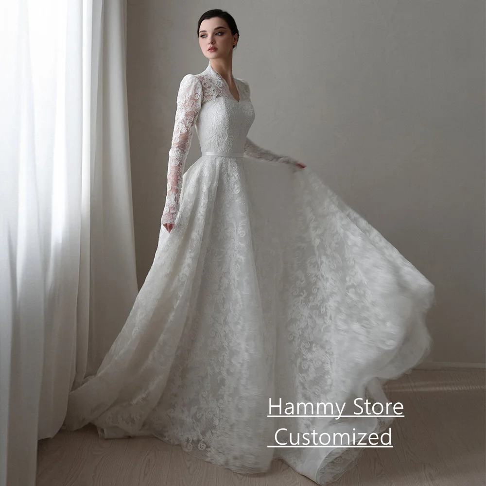 فستان زفاف دانتيل رائع فستان زفاف عربي مخصص بأكمام طويلة ورقبة على شكل V وأزرار وسحاب ذيل محكمة فساتين العروس السعودية