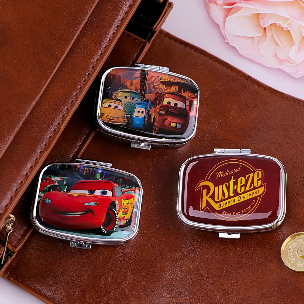 لطيف الكرتون سلسلة 2 مقصورات صندوق دواء معدني المحمولة السفر مزين مختومة منظم حبوب صغيرة تخزين الحاويات