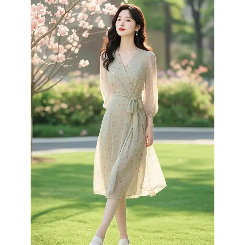 

7-point Sleeve Floral Chiffon 2025 Summer French Light Green Waist-hugging Slim Dress