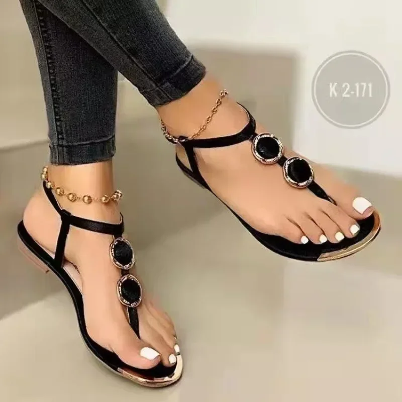 Sandálias flip flop femininas, decoração de metal, sapatos baixos femininos, casual para praia, ao ar livre, nova tendência, moda verão, tamanho grande 43