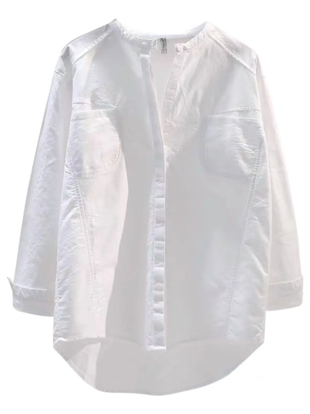 Luźna koszula damska z czystej bawełny, stójka, biała, luźny krój, moda damska, letnia, długa, zapinana na guziki.