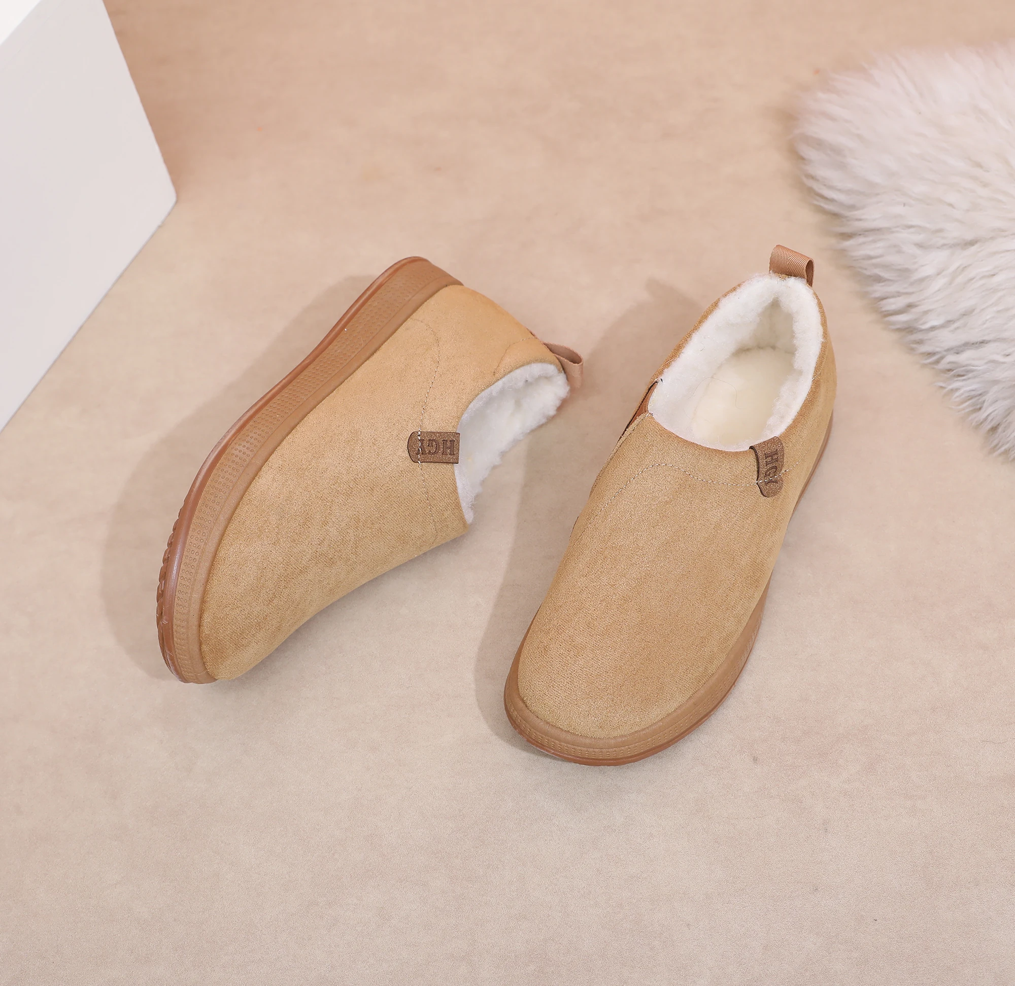 Ein Paar minimalistische, schlanke und modische Herren-Schneestiefel. Gefüttert mit hautfreundlichem Plüsch, der in Wärme sperrt