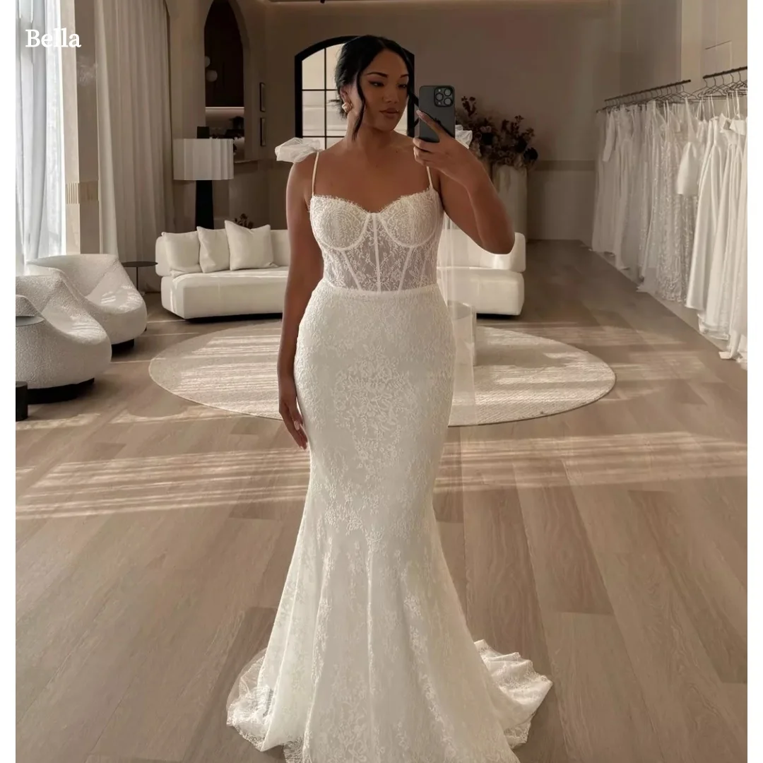 

Индивидуальные вечерние платья Bella: Белое свадебное платье-русалка с корсетным лифом на тонких бретелях и кружевом для торжественных мероприятий