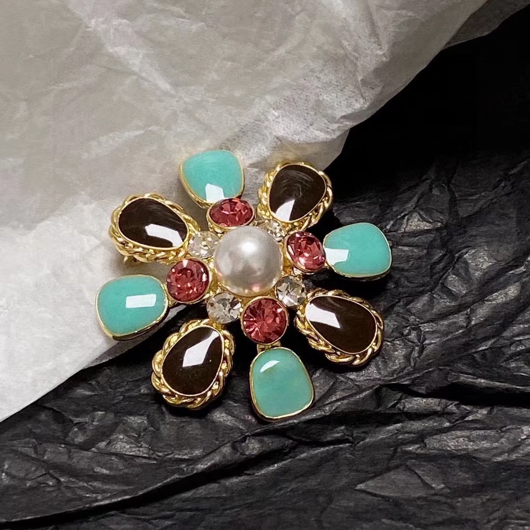 

New exaggerated colorful diamond inlaid pearl color patchwork petal clothing clip for women