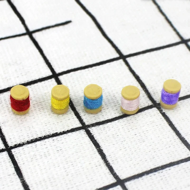 5 Stuks 1/12 Poppenhuis Miniatuur Accessoires Mini Naaien Spoel Model Garen Wiel Speelgoed voor Poppenhuis Decoratie willekeurige kleur