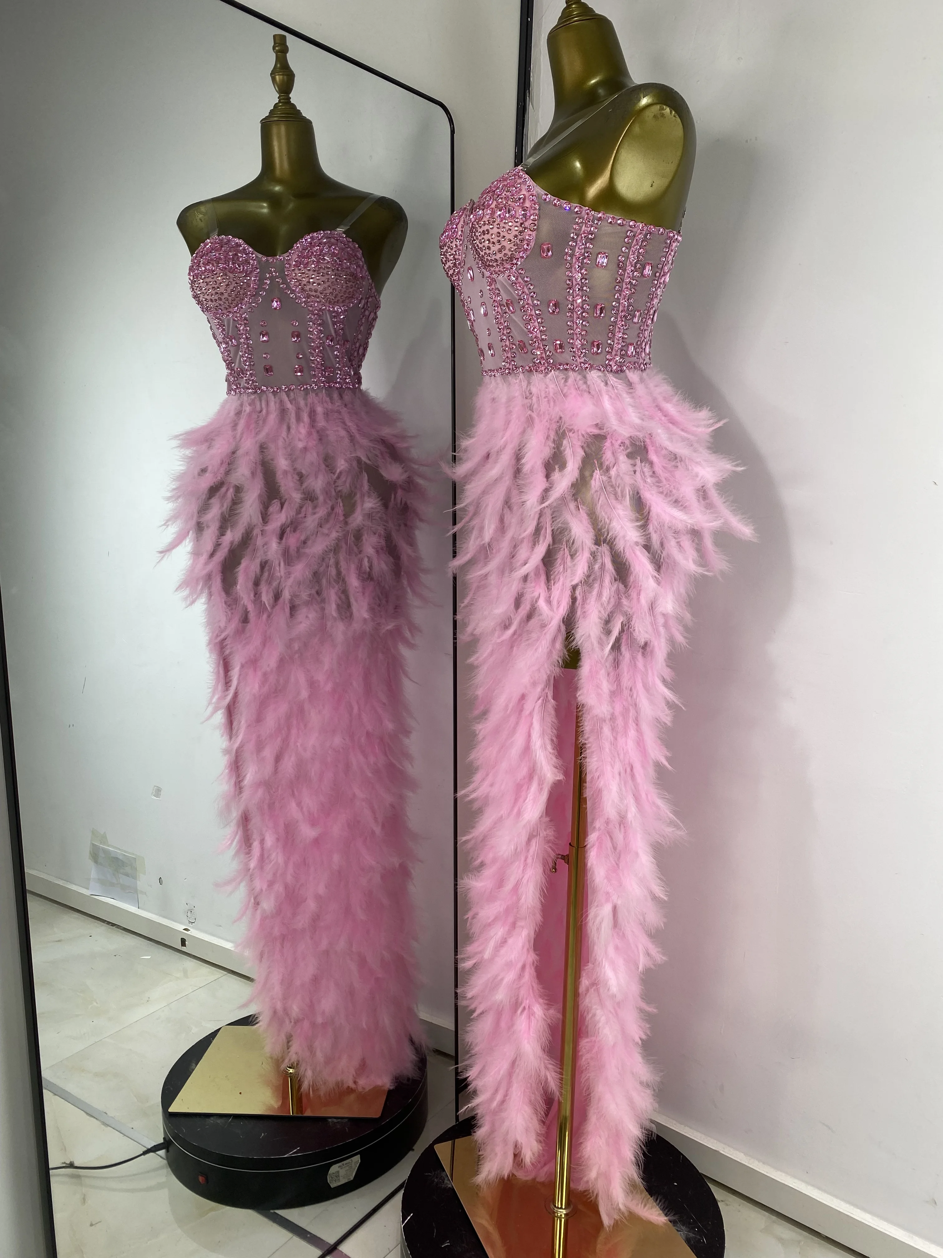 فستان عيد ميلاد وردي فاخر بأحجار الراين والريش مفتوح الساق ماكسي طويل قطعة واحدة للمشاهير رداء حفلات السهرة أزياء المسرح الرسمي