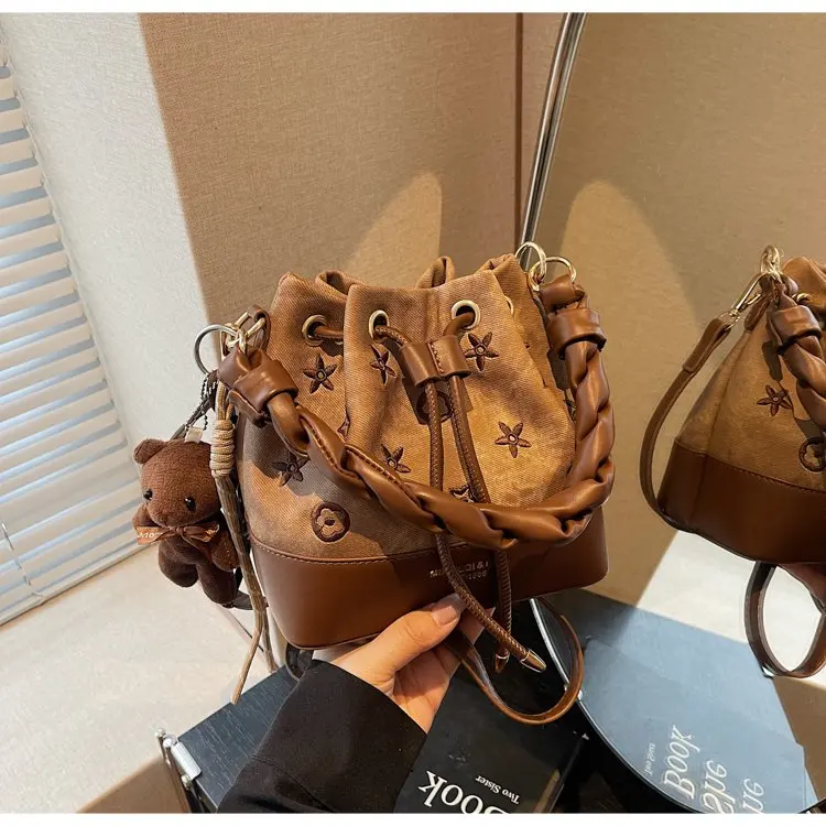 

2026 New Niche High-end Design Women's One-Shoulder Crossbody Bag Textured Bucket Bag Fashionable Casual Retro Bag