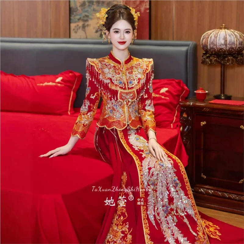 

New Chinese-style wedding dress with gold embroidery a luxurious gown for brides