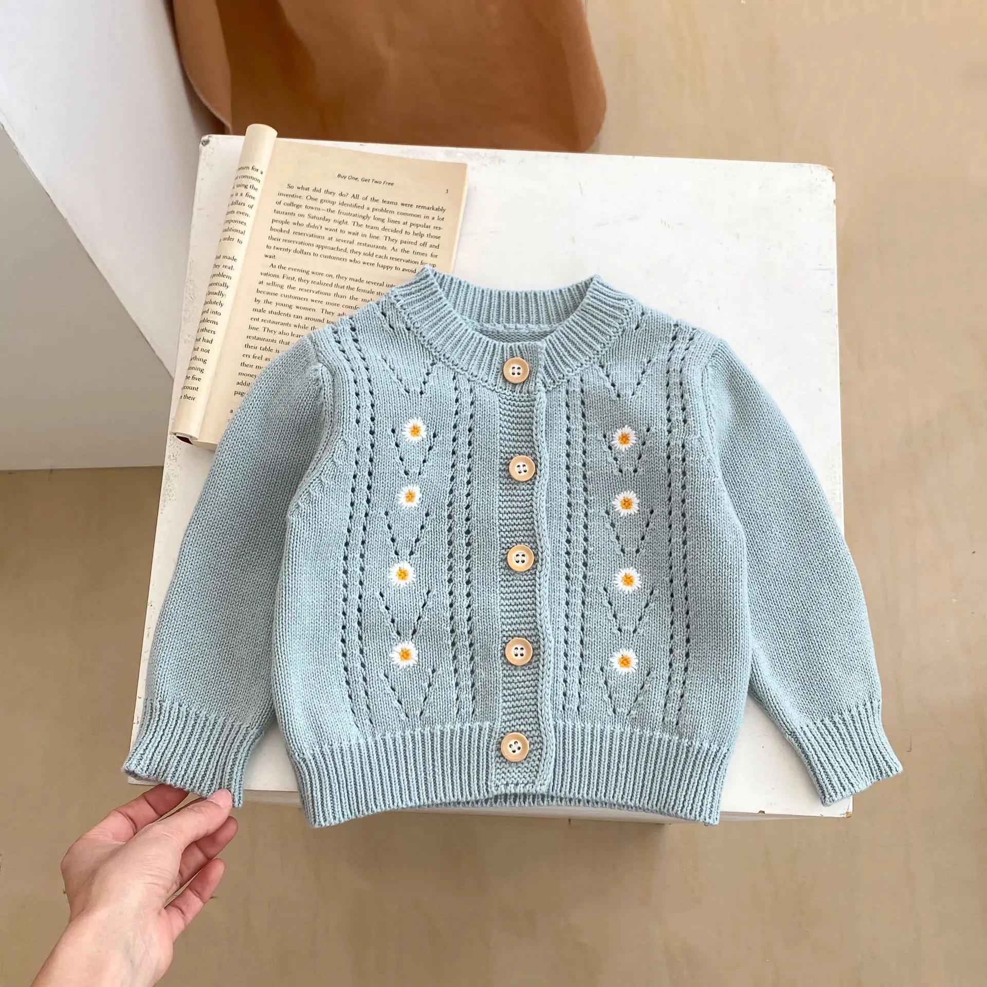 

Новая осенняя одежда для малышей 0-3 лет, модный кардиган с длинными рукавами и круглым вырезом с вышивкой ромашки для маленьких девочек