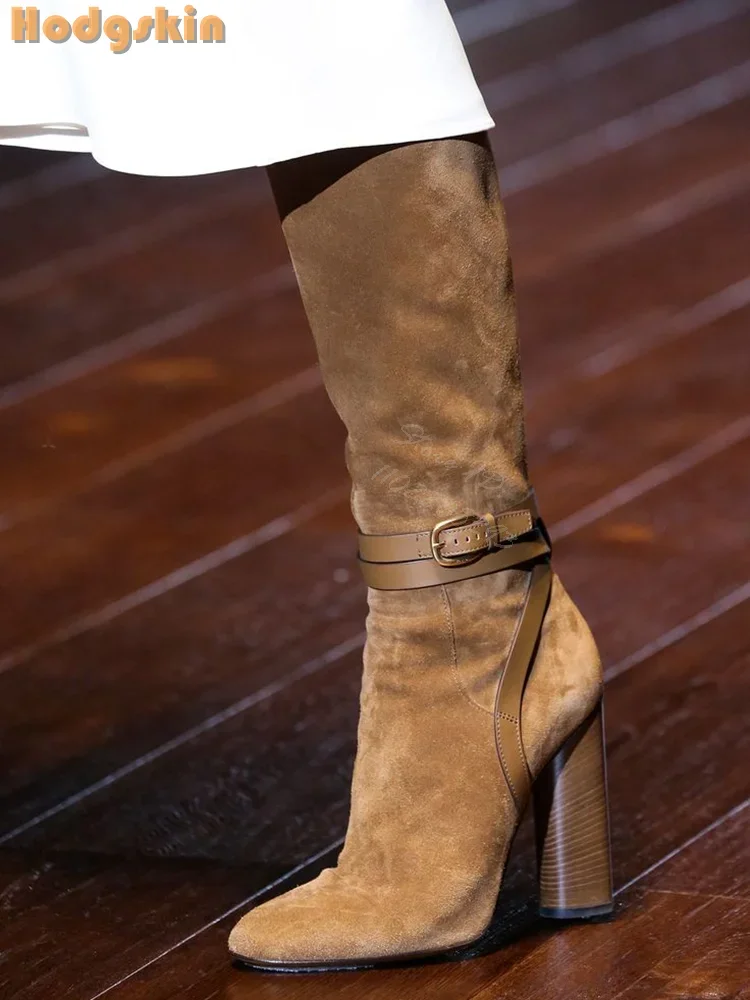 Botas Retro con correas y hebilla para mujer, botas hasta la rodilla de costura de gamuza, cremallera lateral, tacón cuadrado, punta estrecha, zapatos de moda, novedad de Otoño de 2025