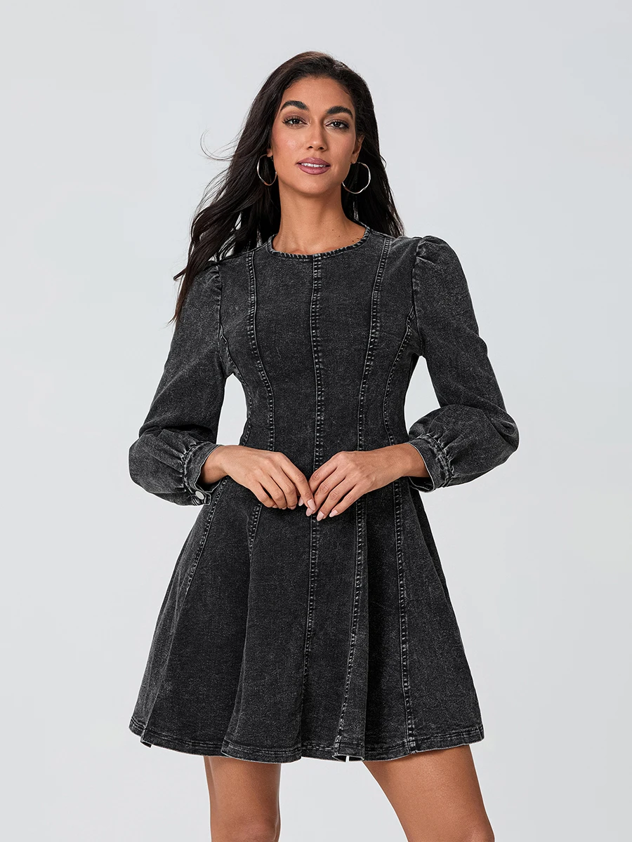 Vestido jeans feminino elegante de outono com mangas compridas, gola redonda e cintura smockada – minivestido evasê elegante em cor sólida