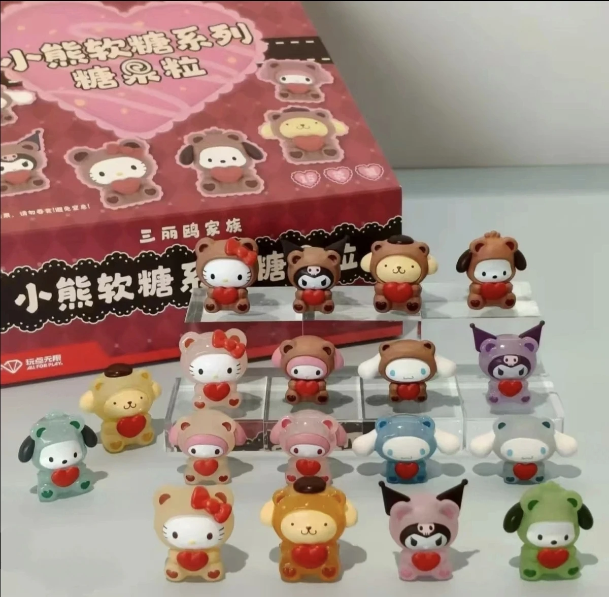 

Новая оригинальная семейная сумка Sanrio с милым медведем, слепая коробка, трендовая игрушка, мини-настольные украшения, фигурка Куроми Hello Kitty, подарок на день рождения