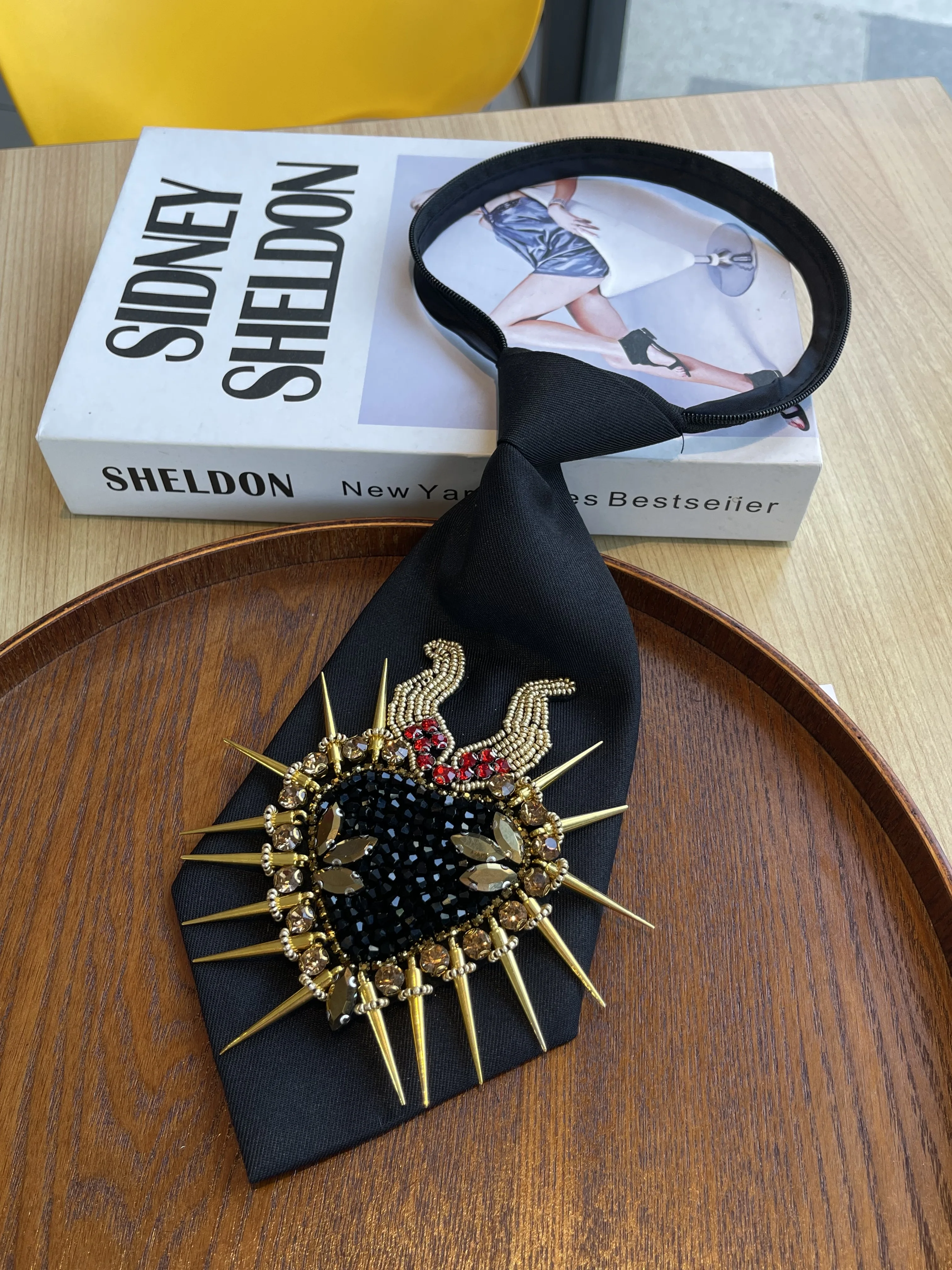 Schwarze, herzförmige, hornförmige Damen-Krawatte mit Reisperlen und Strasssteinen, ein funkelndes und elegantes Halsaccessoire mit durchdachtem Design, perfekt für Bankette, Abendessen und Arbeitskleidung – Detail 3