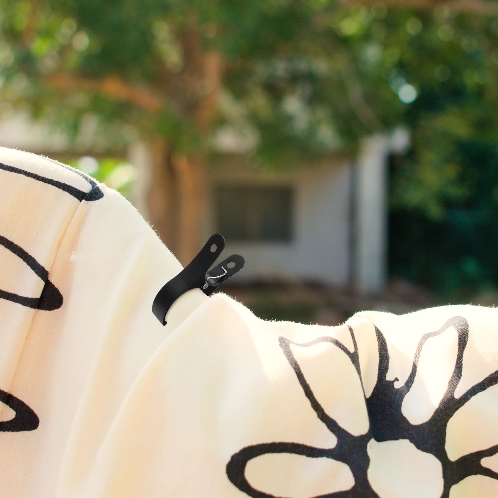 

2Pcs Strong Quilt Fixing Clips Windproof Laundry Clamps for Hanging Blankets Coats Pants Shirts Drying on Line Balcony Yard