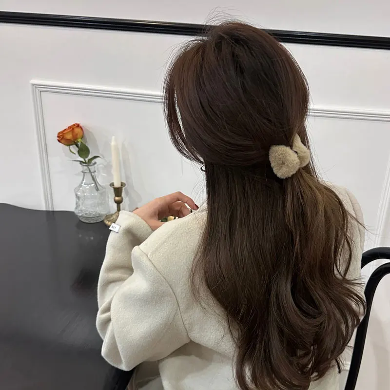 

Plush Triangle Hollow Women's Hair Clips Fashionable Cute Sweet Shark Clips Vacation Gift Hair Grab Women's Hair Accessories