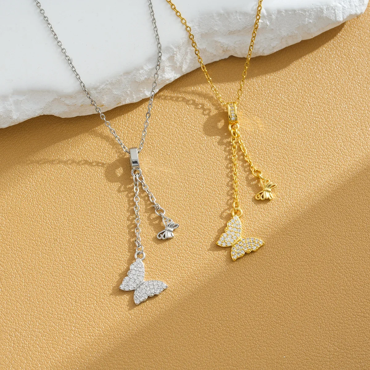 قلادة صيفية من التيتانيوم الصلب على شكل فراشة شرابة لجميع الأغراض. هذه الفراشات رقيقة جداً