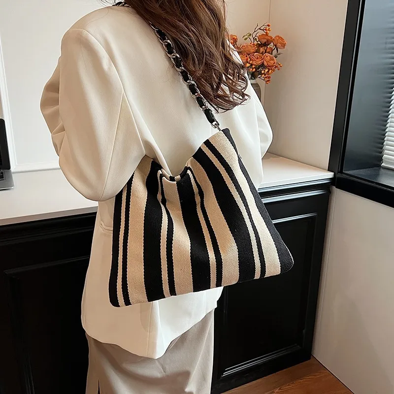 

2025 Новинка! Женская холщовая сумка в черно-белую полоску — повседневная сумка для ленивых подмышек/сумка через плечо, модная сумка через плечо с цепочкой