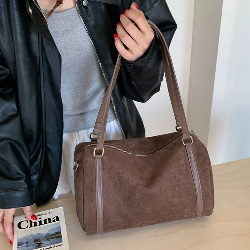 Damen-Handtaschen mit großer Kapazität, lässige Retro-Umhängetaschen aus Wildleder mit Reißverschluss, einfarbige Schultertaschen für den Alltag. – Detail 12