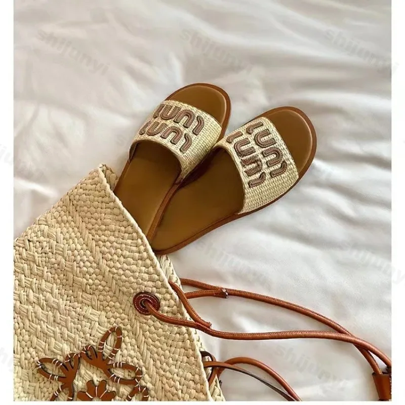 Women Luxury Flat Slippers 2024 Summer Weave Shoes Round Peep Toe Woman Sandal Solid Designer Designer Casual Beach Slides
