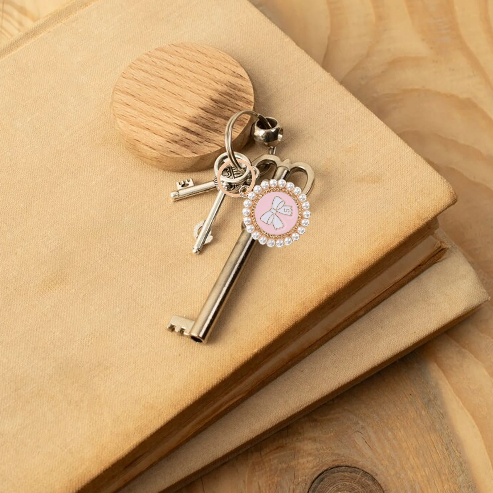 20개 진주 리본 매듭 참 장식품 아연 합금 펜던트 DIY 보석 제작 팔찌 목걸이 귀걸이 열쇠고리용